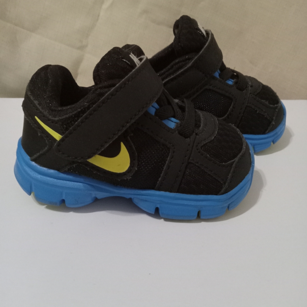 Nike Kids Black and Yellow Sneakers with Blue Soles
